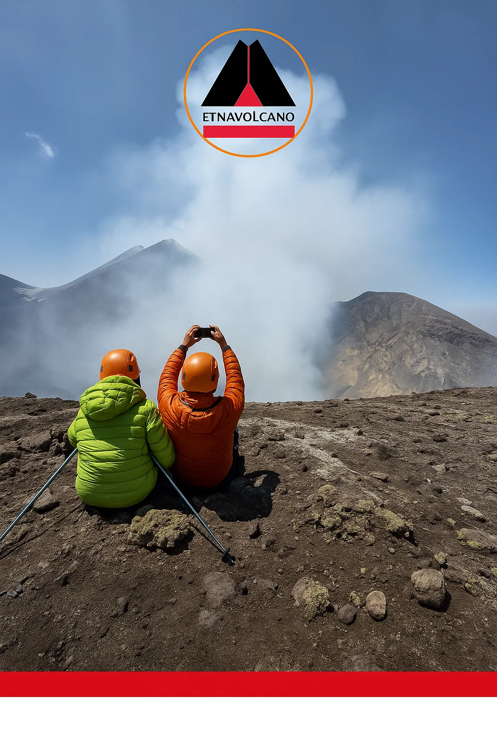 Due escursionisti osservano il cratere sommitale dell’Etna durante un’escursione con guide vulcanologiche - Etna Volcano